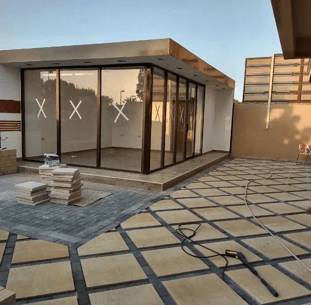 تركيب مجالس خارجية وملاحق السندويتش بانل لعام 2026