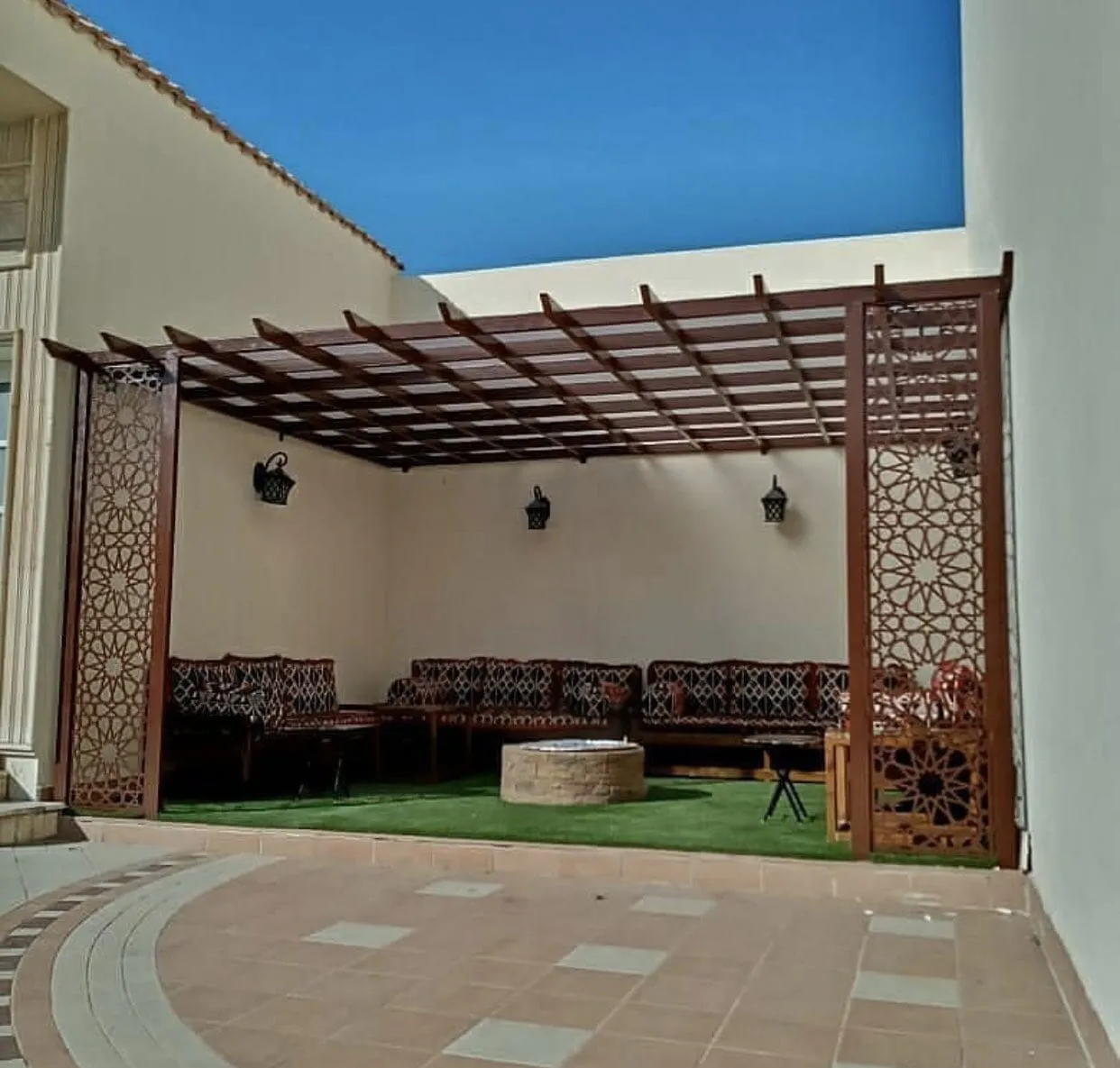 مظلات وجلسات وبرجولات حديثة في الجنوب 