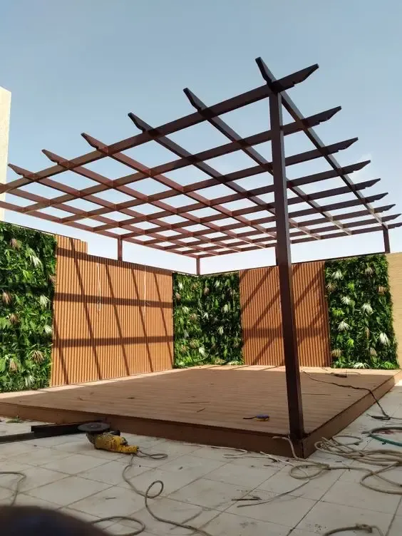 مظلات وجلسات وبرجولات حديثة في الجنوب 