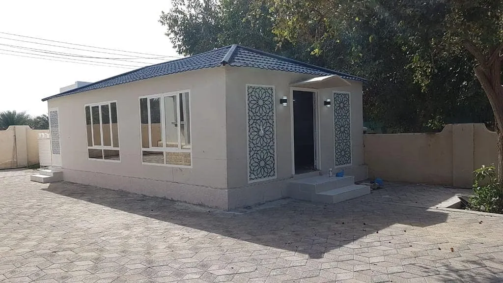 تركيب قرميد لأسطح الملاحق الخارجية في الجنوب وأبها 