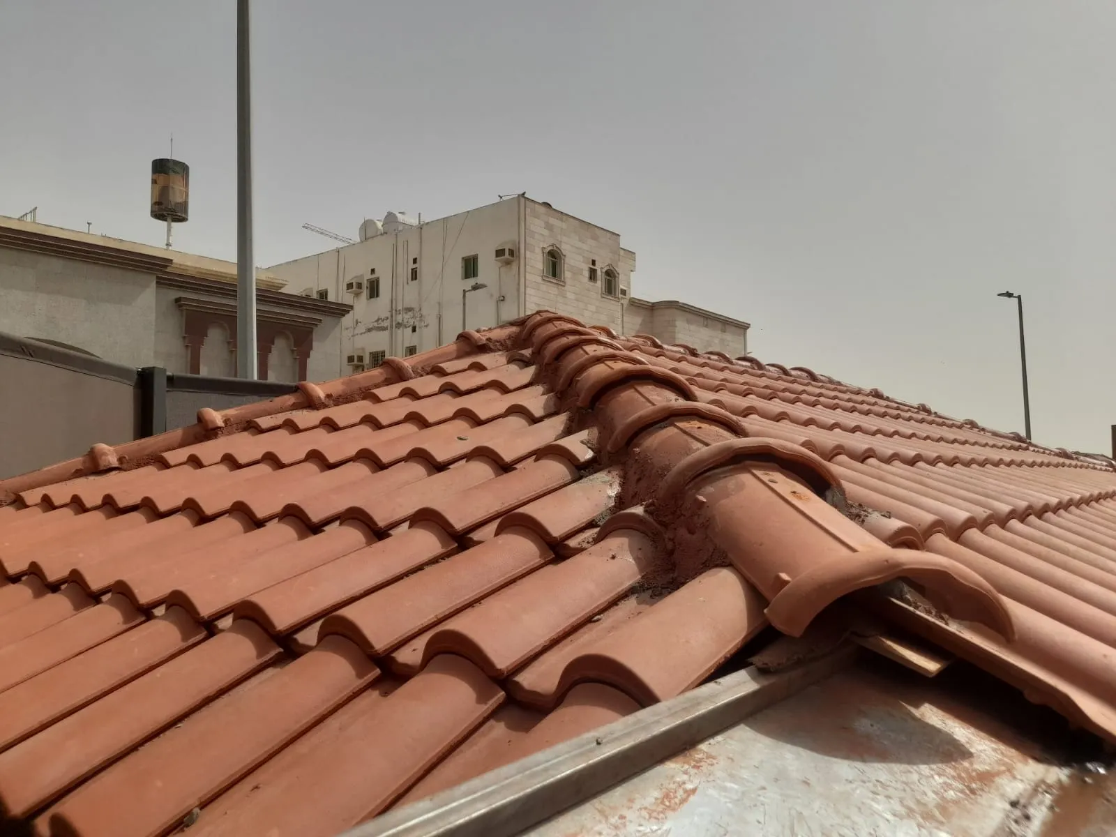 تركيب قرميد لأسطح الملاحق الخارجية في الجنوب وأبها 