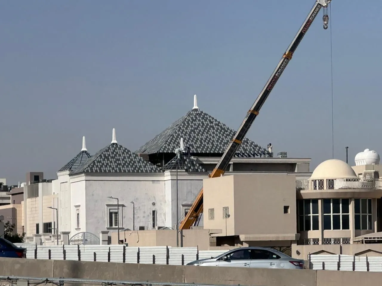 تركيب قرميد لأسطح الملاحق الخارجية في الجنوب وأبها 