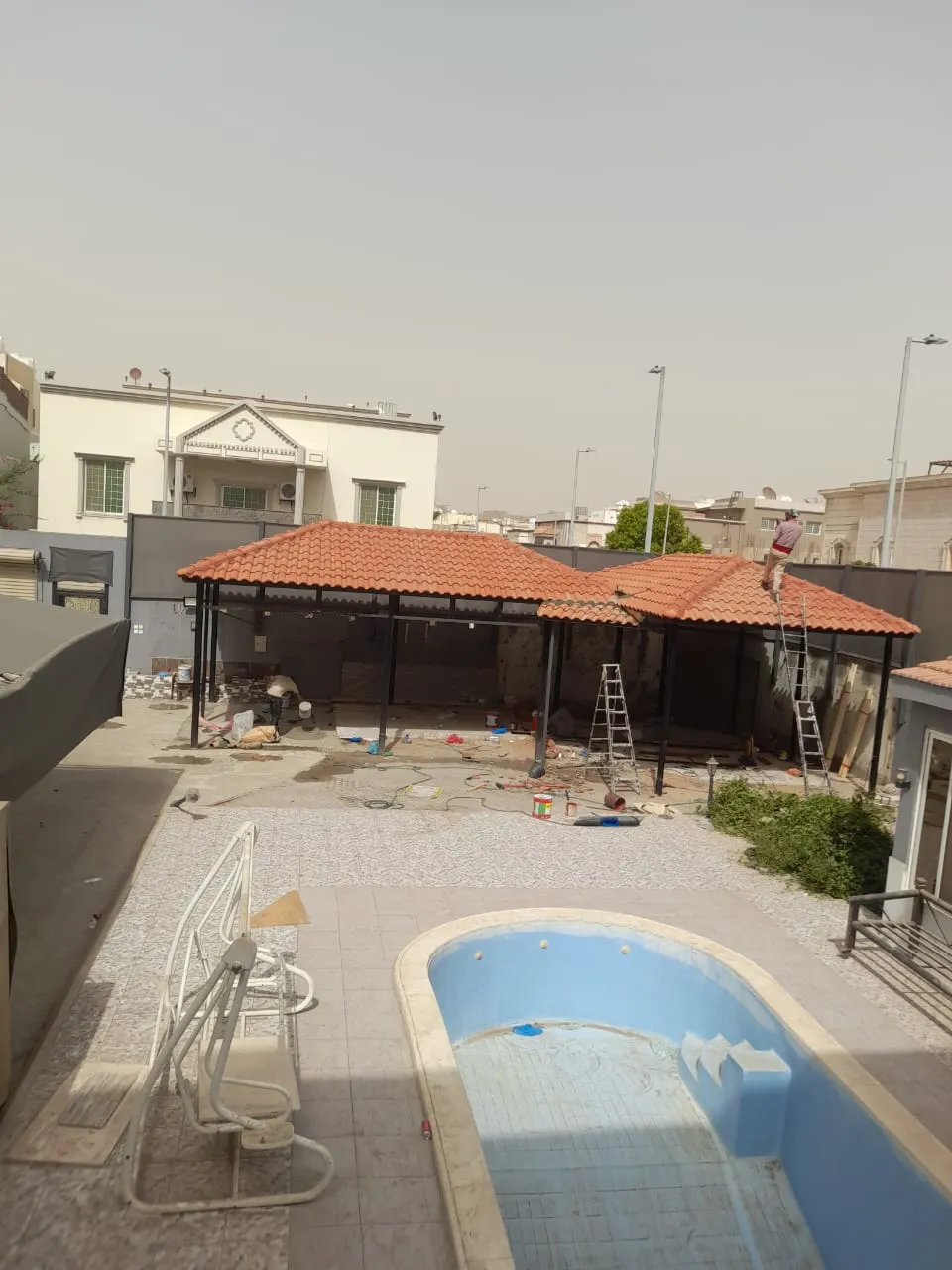 تركيب قرميد لأسطح الملاحق الخارجية في الجنوب وأبها 