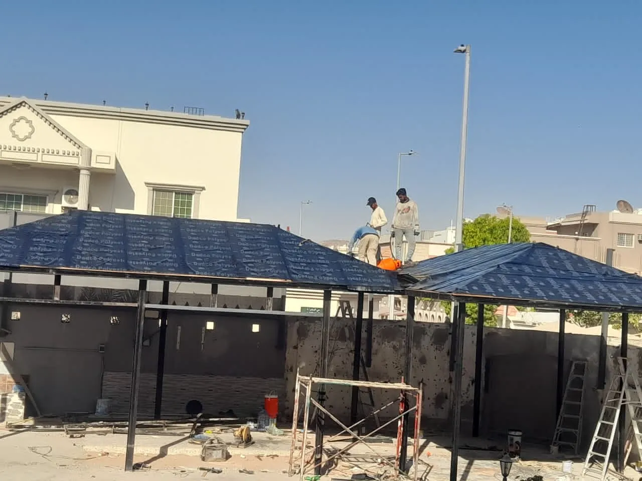 تركيب قرميد لأسطح الملاحق الخارجية في الجنوب وأبها 