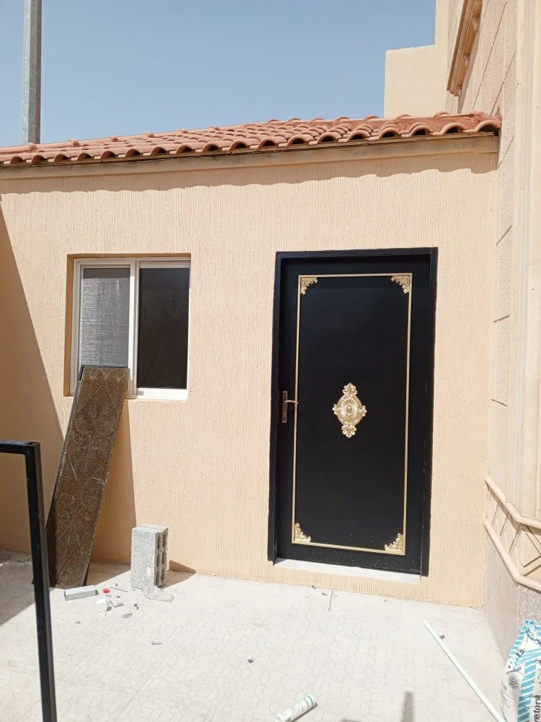 تركيب قرميد لأسطح الملاحق الخارجية في الجنوب وأبها 