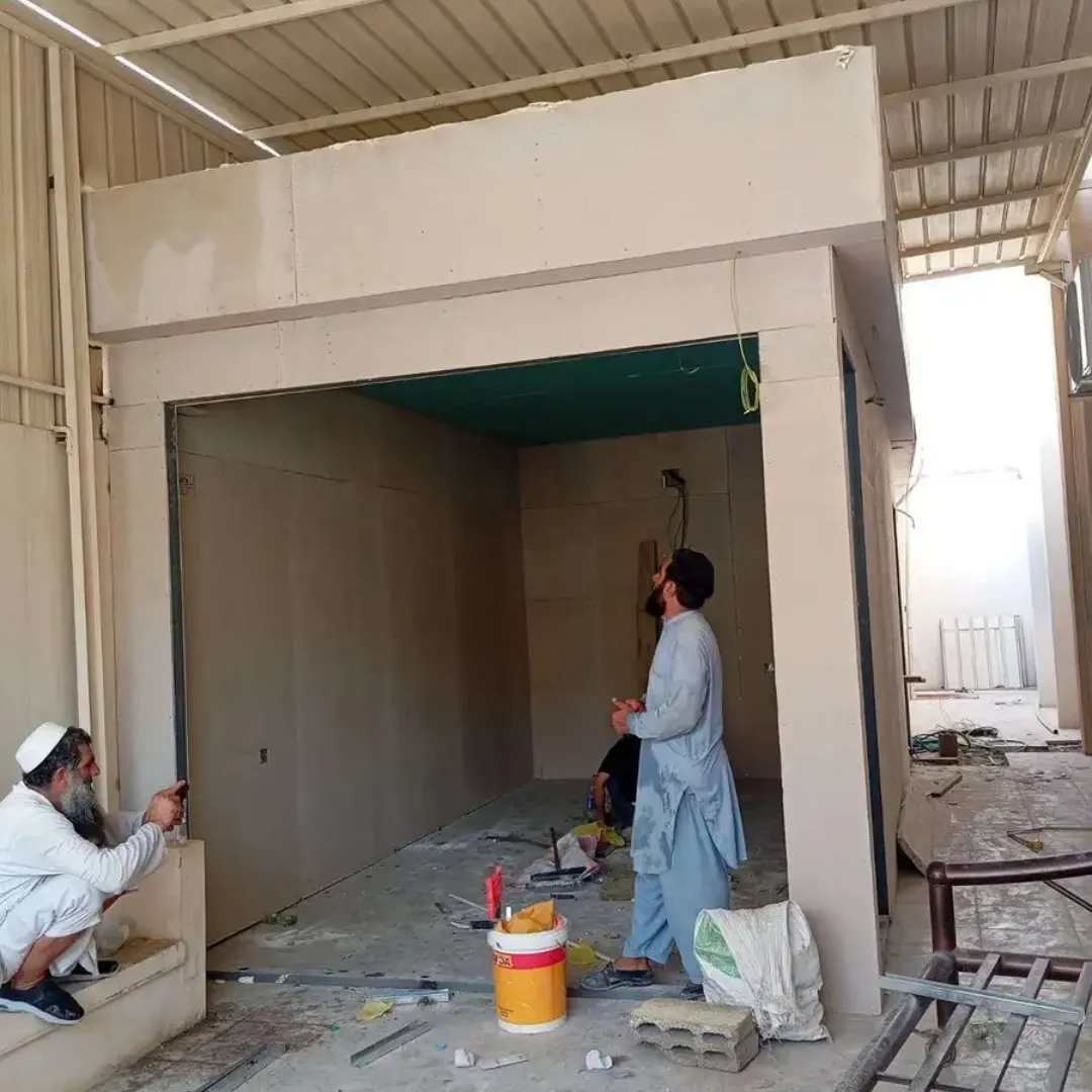 تركيب مجالس خارجية وملاحق السندويتش بانل لعام 2026