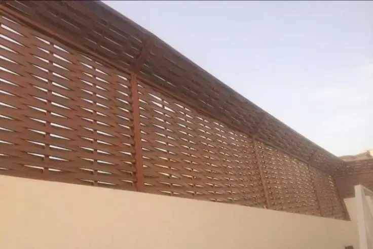 سواتر بديل الخشب: جمال الخشب ومتانة المستقبل بالجنوب 