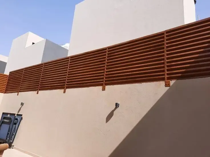 سواتر بديل الخشب: جمال الخشب ومتانة المستقبل بالجنوب 