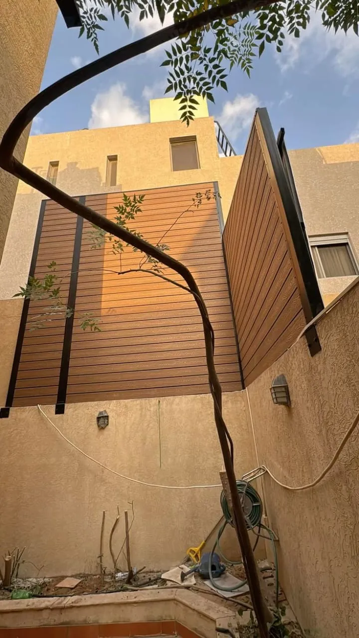 سواتر بديل الخشب: جمال الخشب ومتانة المستقبل بالجنوب 