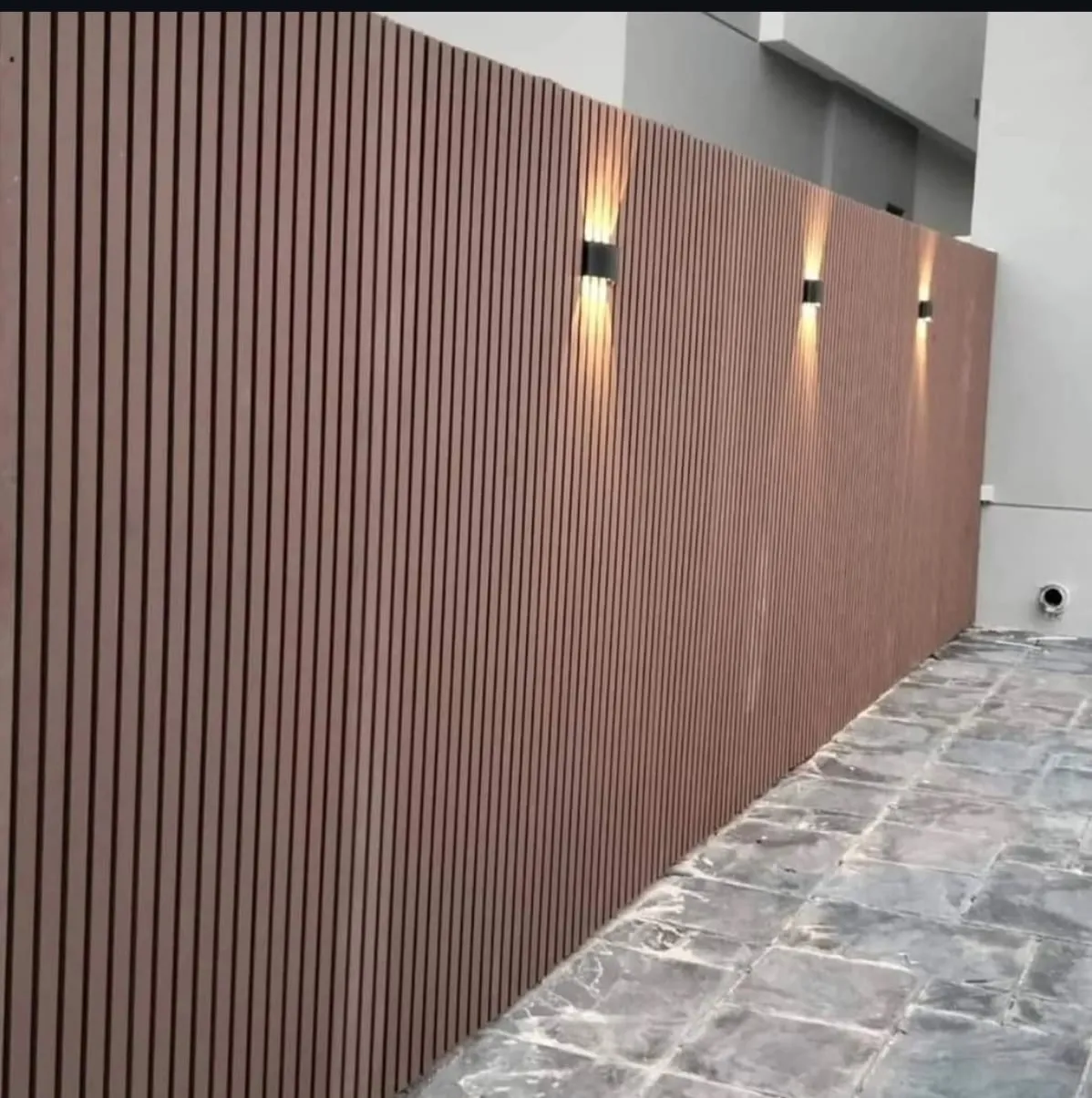 سواتر بديل الخشب: جمال الخشب ومتانة المستقبل بالجنوب 