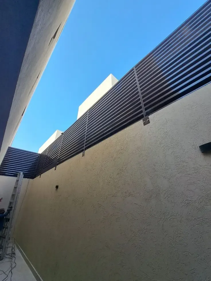 سواتر بديل الخشب: جمال الخشب ومتانة المستقبل بالجنوب 