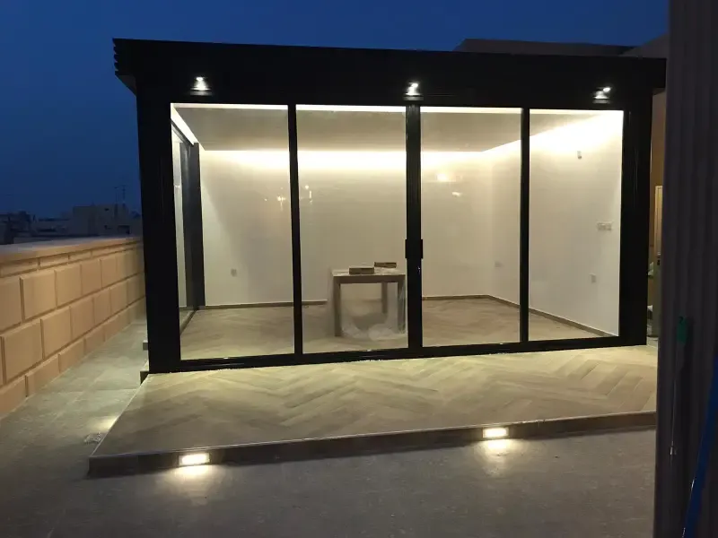 مقاول بناء مجالس زجاجية أنيقة وبسيطة بأقل تكلفة بالجنوب