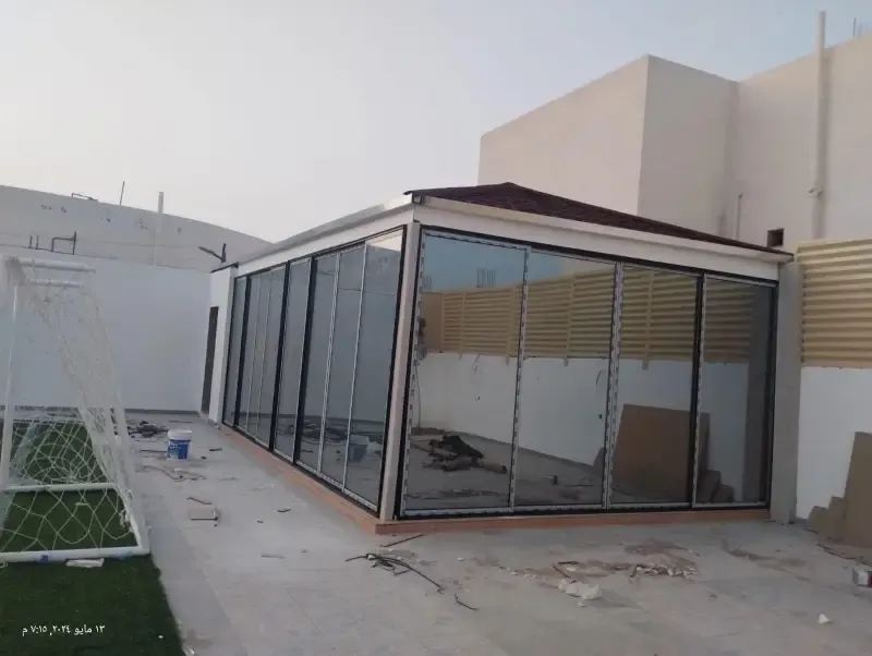 مقاول بناء مجالس زجاجية أنيقة وبسيطة بأقل تكلفة بالجنوب