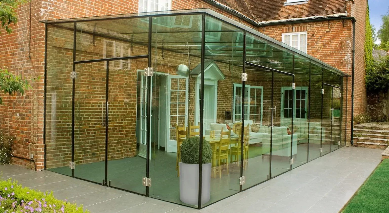 مقاول بناء مجالس زجاجية أنيقة وبسيطة بأقل تكلفة بالجنوب