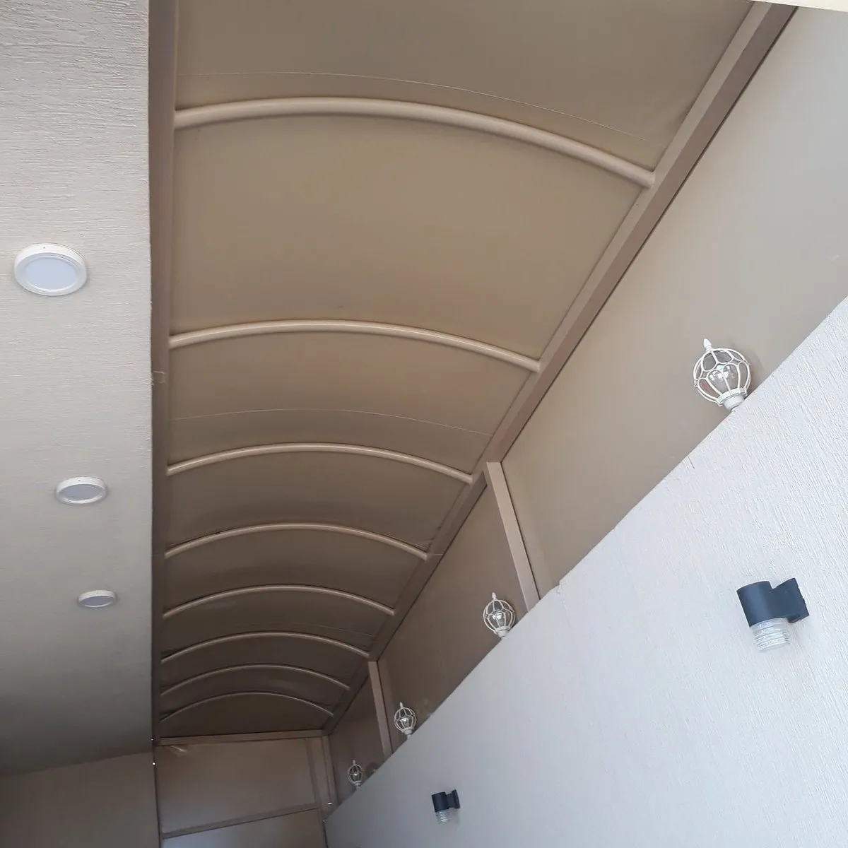 دليل تركيب أفضل مظلات خارجية للمنازل في الجنوب لعام 2026