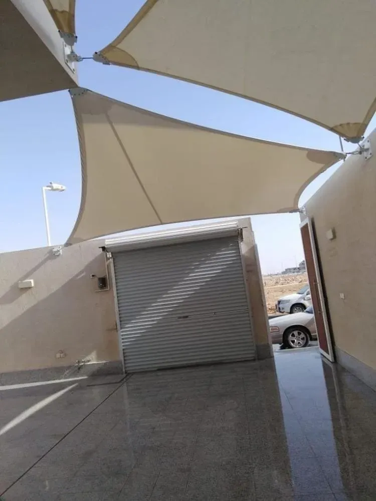 مظلات سيارات وشبكات الشد الإنشائي والمظلات المتحركة بالجنوب