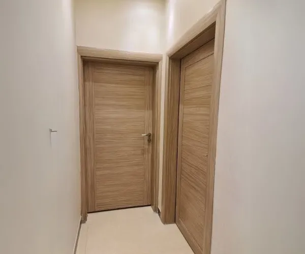 أبواب خشب داخلية مودرن بالجنوب:الفخامة والجودة للأبواب الخشب