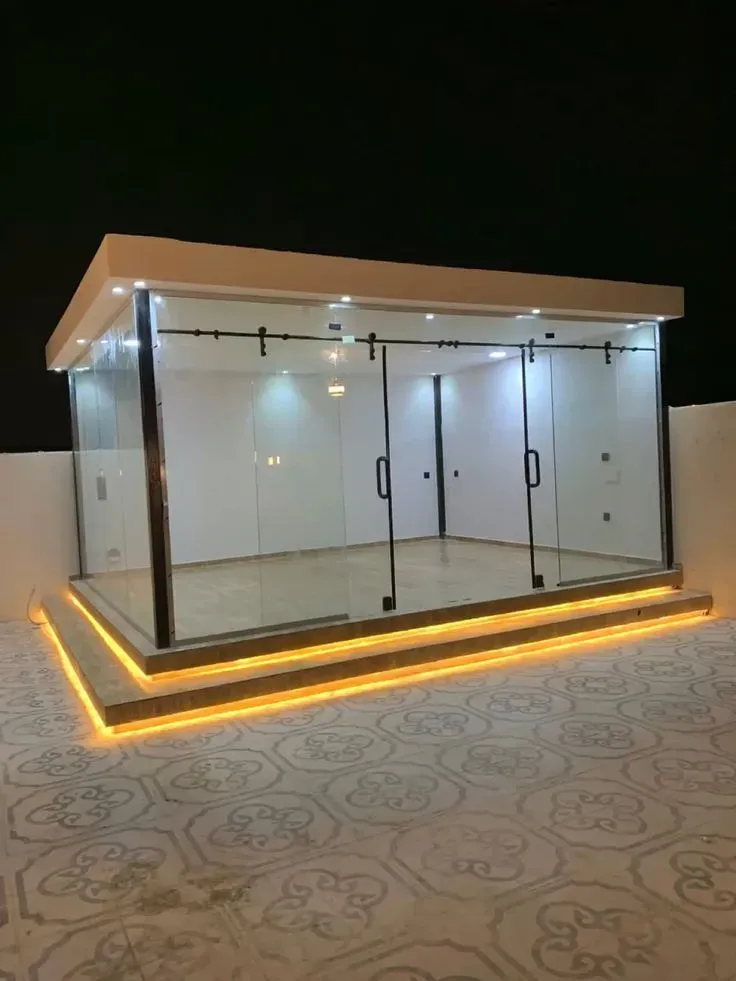 مجلس خارجي مصنوع من الساندوش والحديد والأسمنت بوردفي أبها 