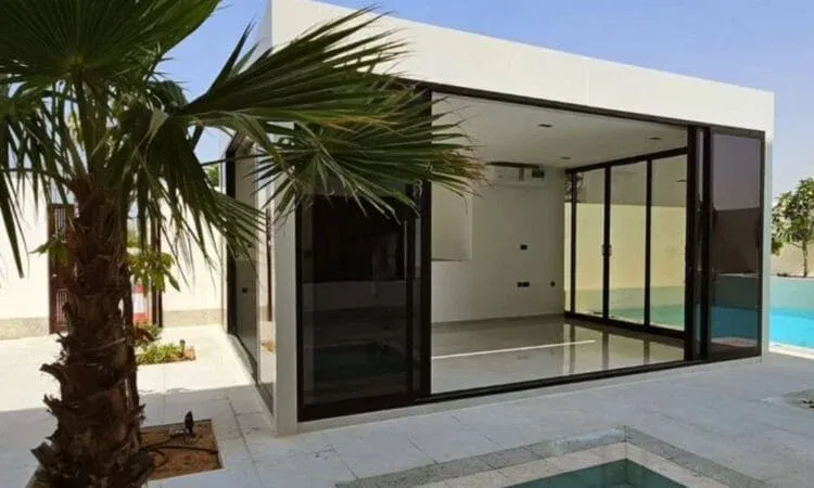 مجلس خارجي مصنوع من الساندوش والحديد والأسمنت بوردفي أبها 