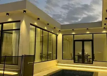 مجلس خارجي مصنوع من الساندوش والحديد والأسمنت بوردفي أبها 