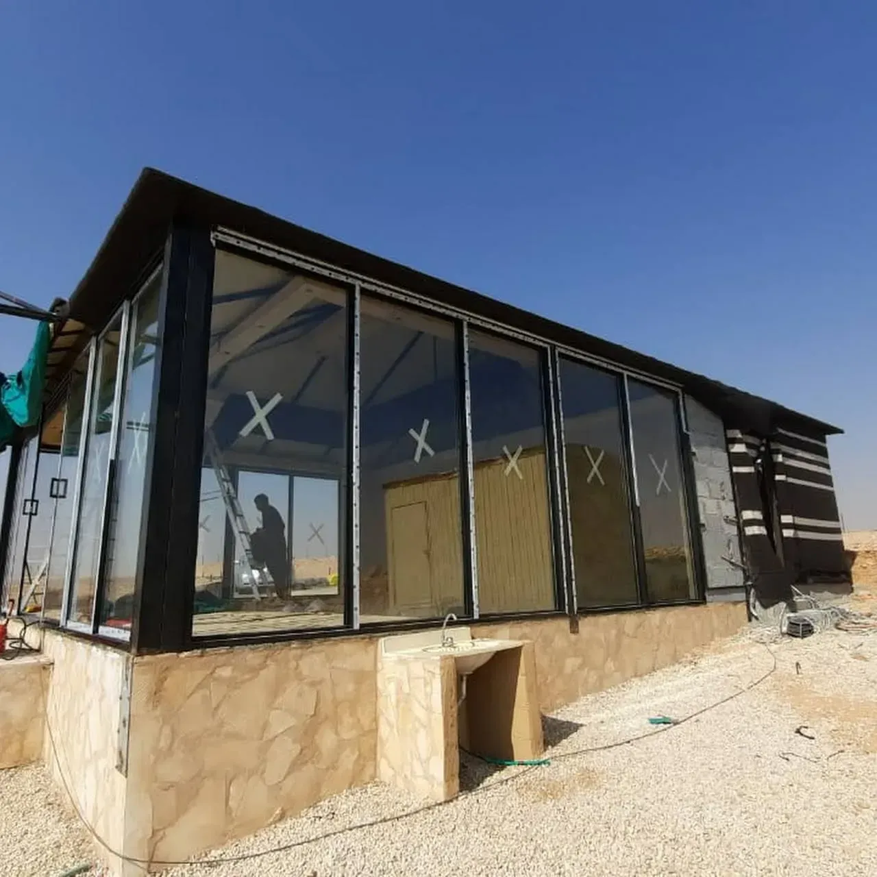 مجلس خارجي مصنوع من الساندوش والحديد والأسمنت بوردفي أبها 