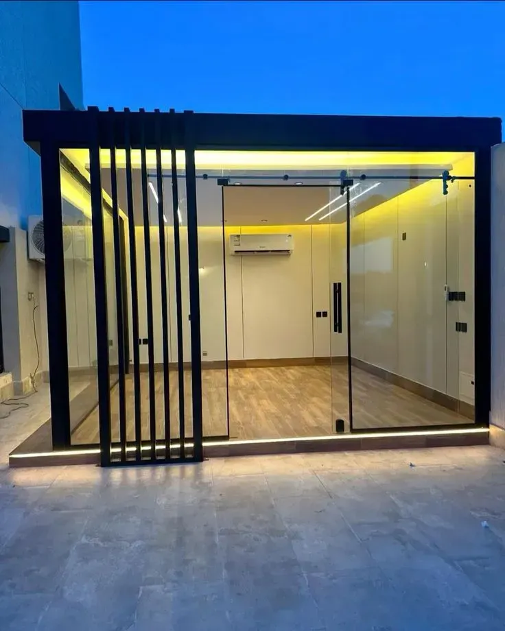 مجلس خارجي مصنوع من الساندوش والحديد والأسمنت بوردفي أبها 