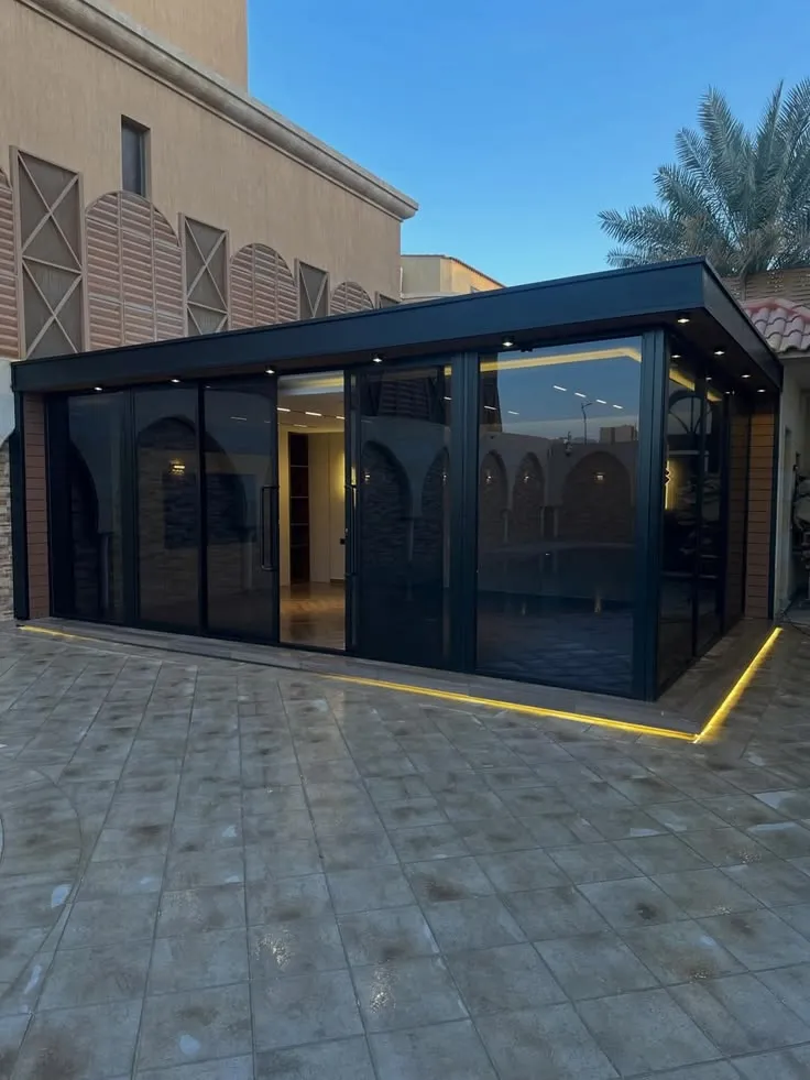 مجالس خارجية زجاجية فاخرة في أبها|تصميم وتركيب مجالس 