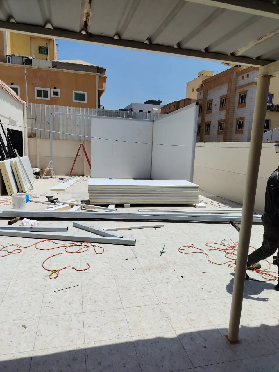 ملاحق وغرف واسقف ساندوتش في خميس مشيط